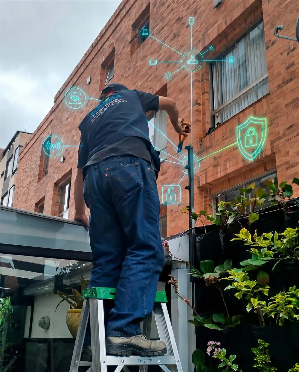 Técnico de Soteira con uniforme trabajando en sitio