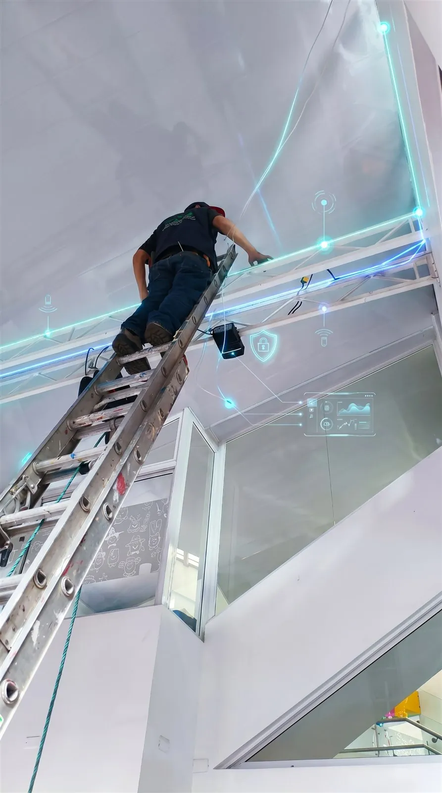 Técnico en una escalera trabajando en el cielo de un edificio de oficinas